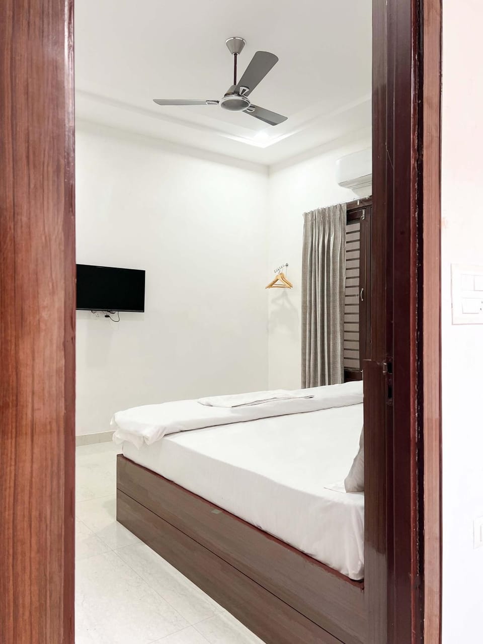 Bed, TV and multimedia, Photo of the whole room, Bedroom, fireplace, towels, air conditioner