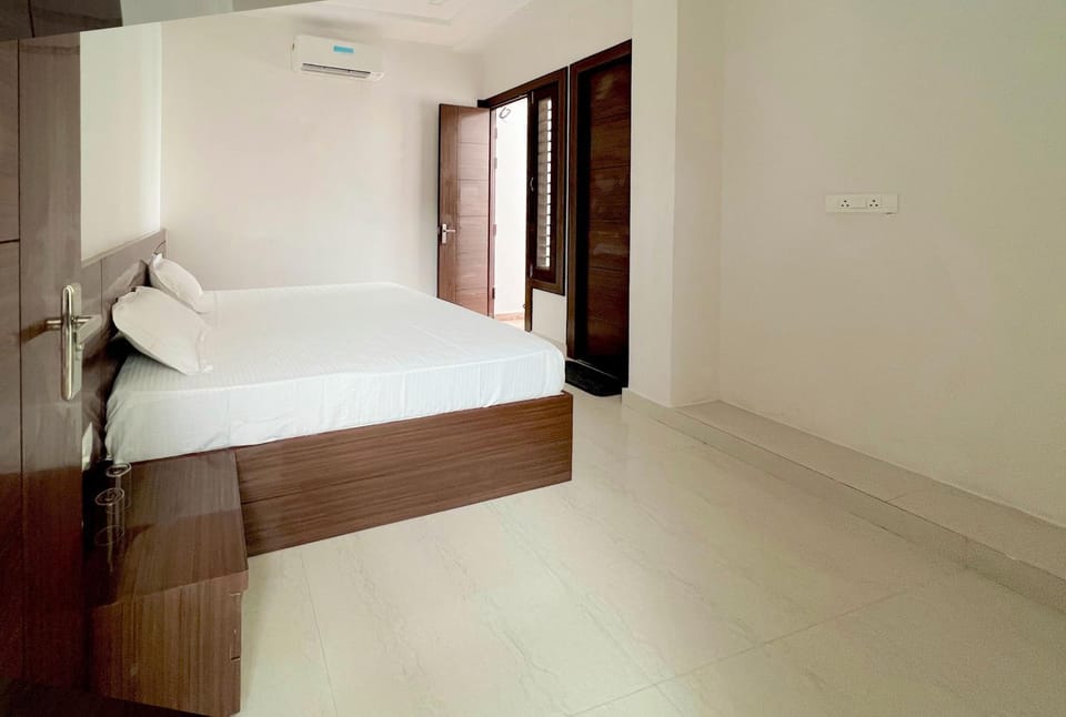 Bed, Photo of the whole room, Bedroom, air conditioner
