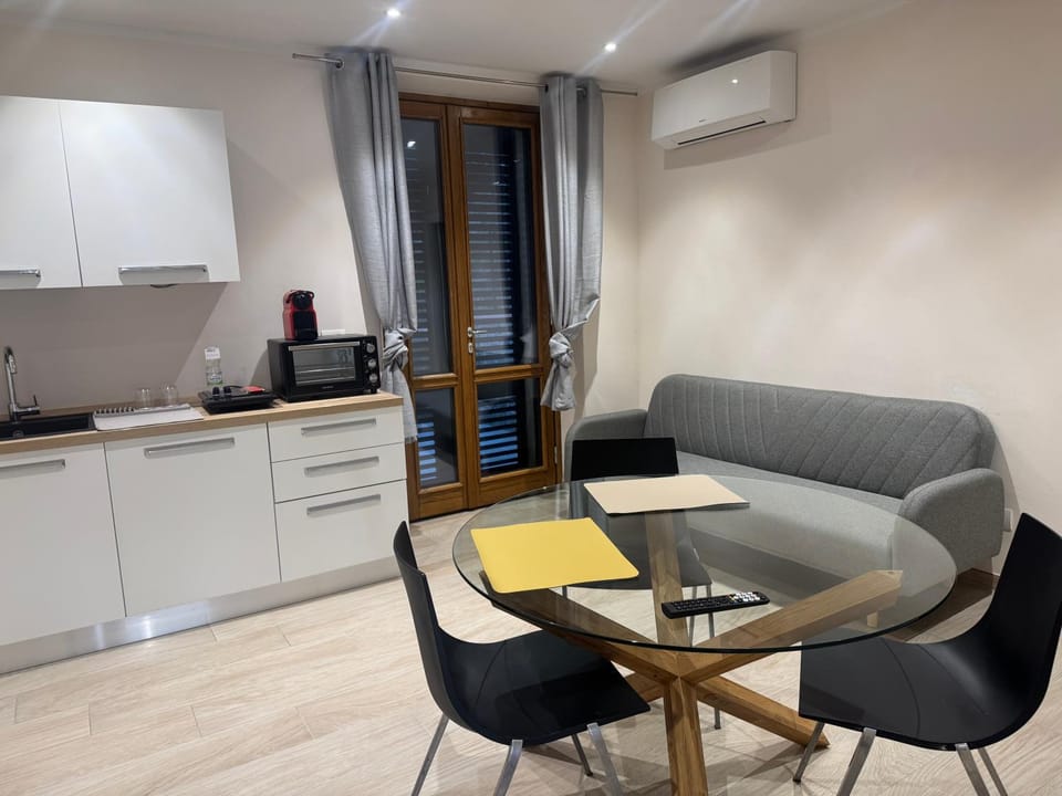 Kitchen or kitchenette, Living room, Seating area, Dining area, minibar, pet friendly, stove, air conditioner