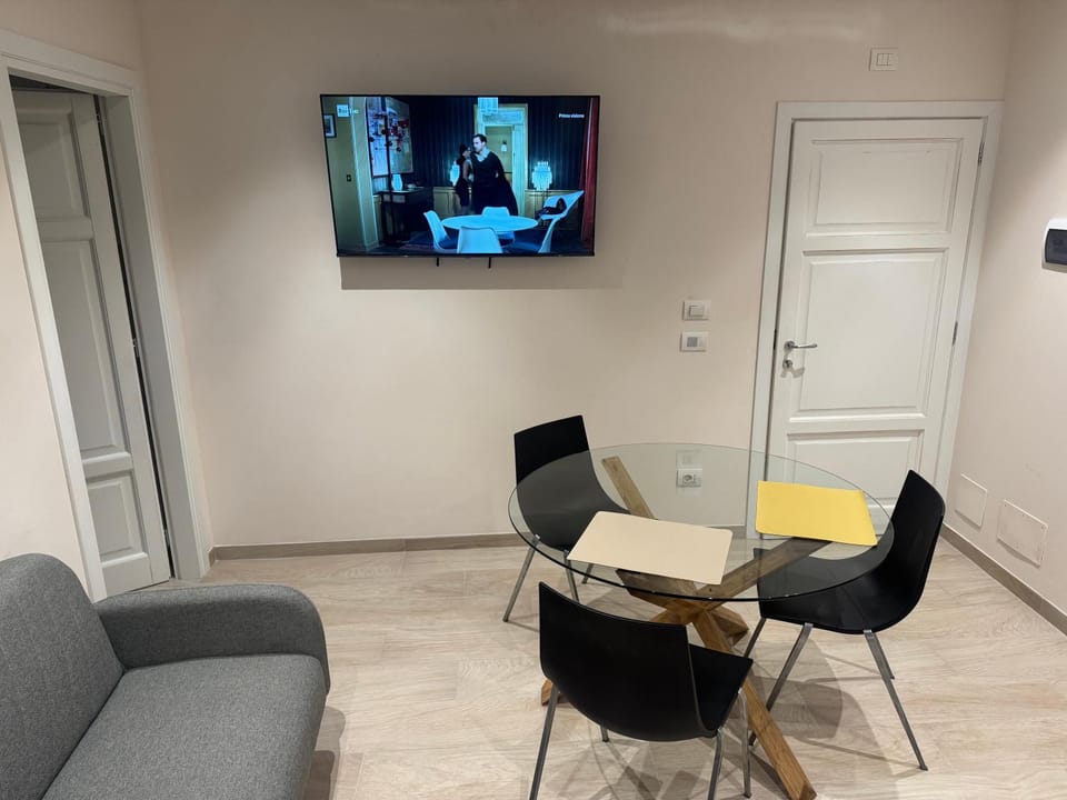 TV and multimedia, Living room, Seating area, Dining area