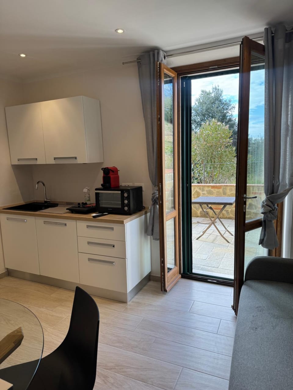 Coffee/tea facilities, Kitchen or kitchenette, Living room, Seating area, Dining area, minibar, pet friendly, stove, toaster