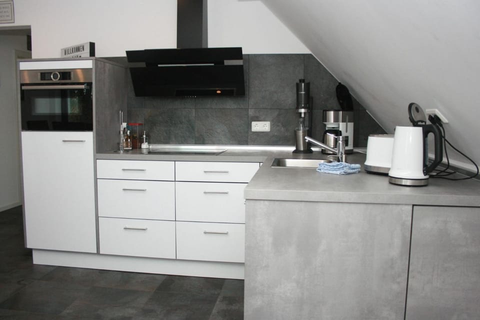 Coffee/tea facilities, Kitchen or kitchenette, dishwasher, stove, toaster, kitchen