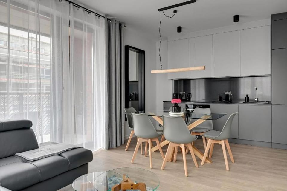 Coffee/tea facilities, Kitchen or kitchenette, Living room, Food and drinks, Seating area, Dining area, stove