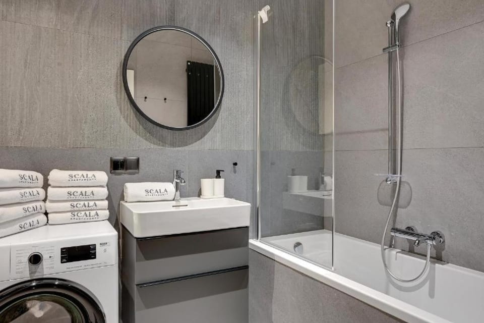 Shower, Bathroom, towels, washing machine