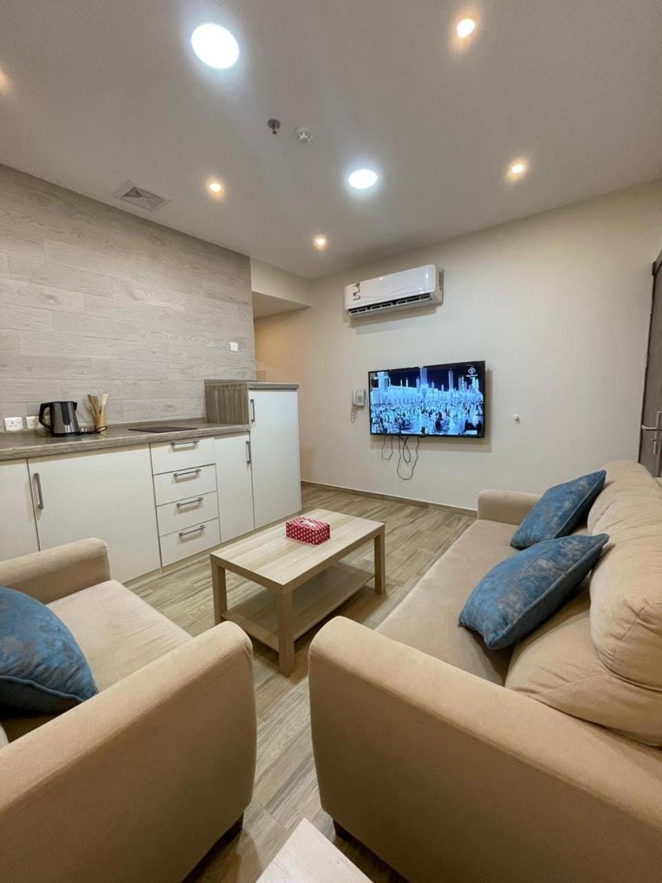 TV and multimedia, Coffee/tea facilities, Kitchen or kitchenette, Living room, Seating area, minibar