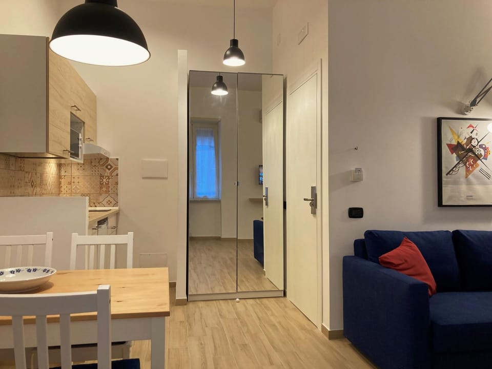 Kitchen or kitchenette, Living room, Seating area, Dining area