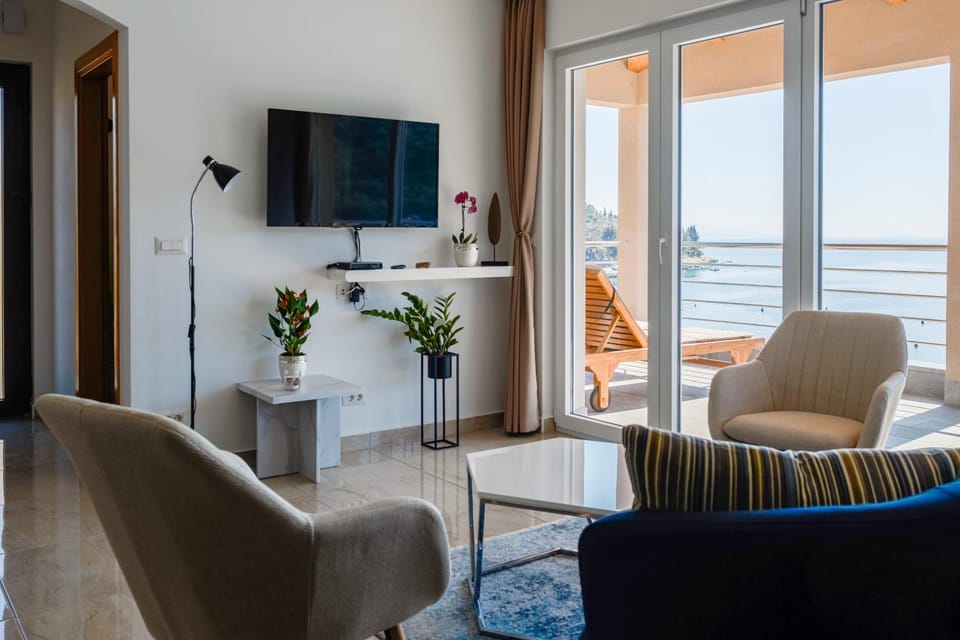 Communal lounge/ TV room, TV and multimedia, Living room, Seating area, Evening entertainment, Sea view