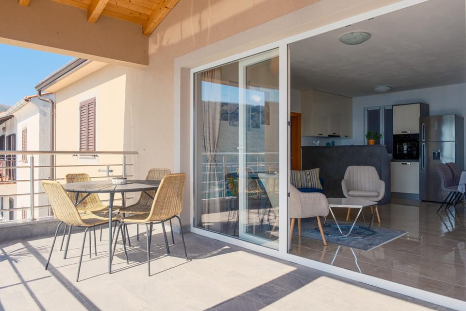 View (from property/room), Balcony/Terrace, Seating area, Dining area