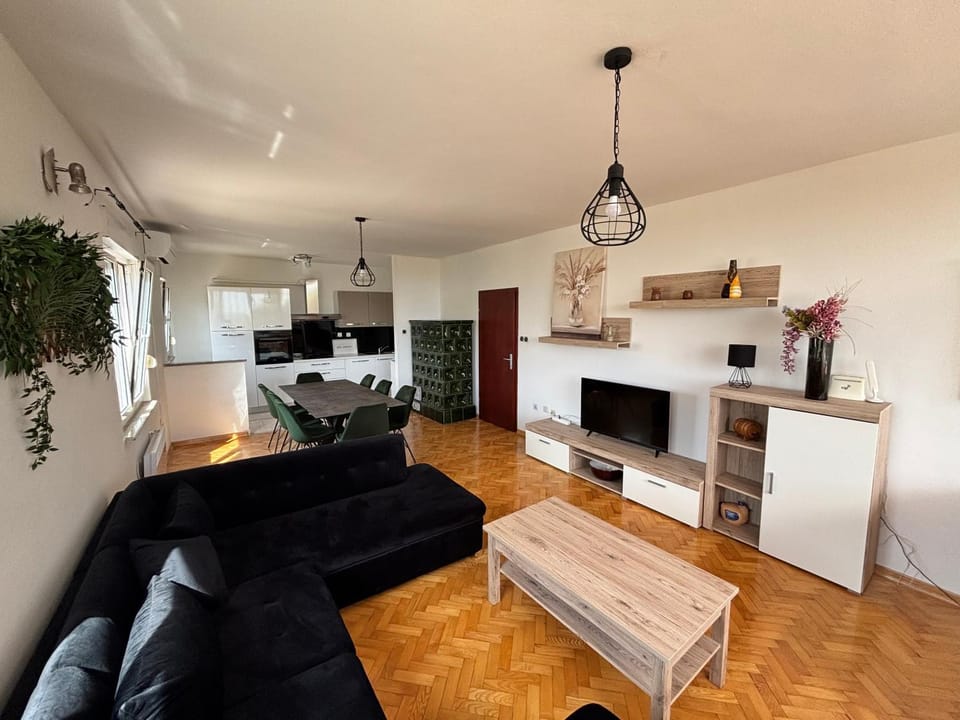 TV and multimedia, Seating area, Dining area