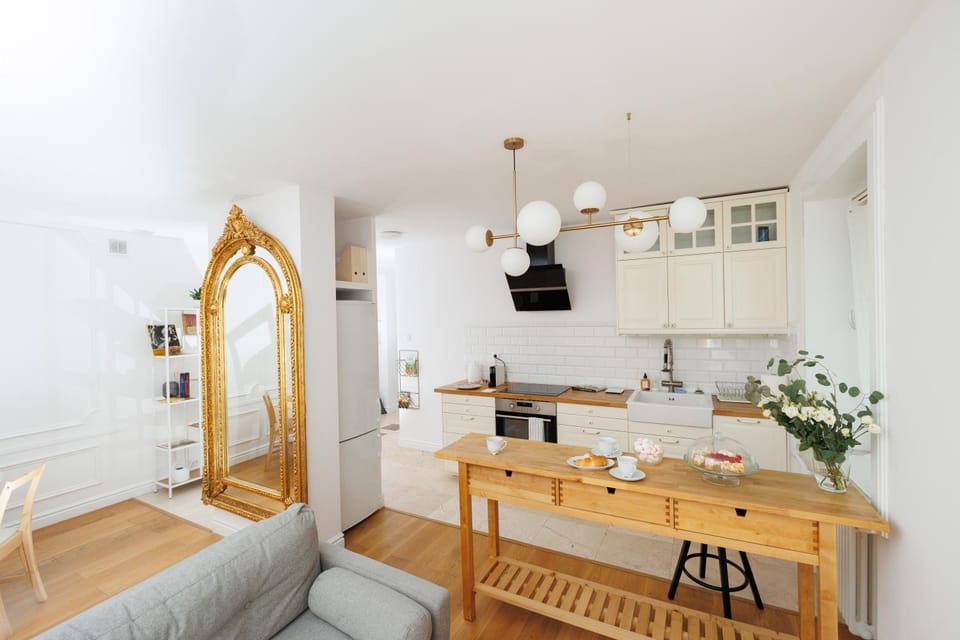 Kitchen or kitchenette, Living room, Seating area, Dining area