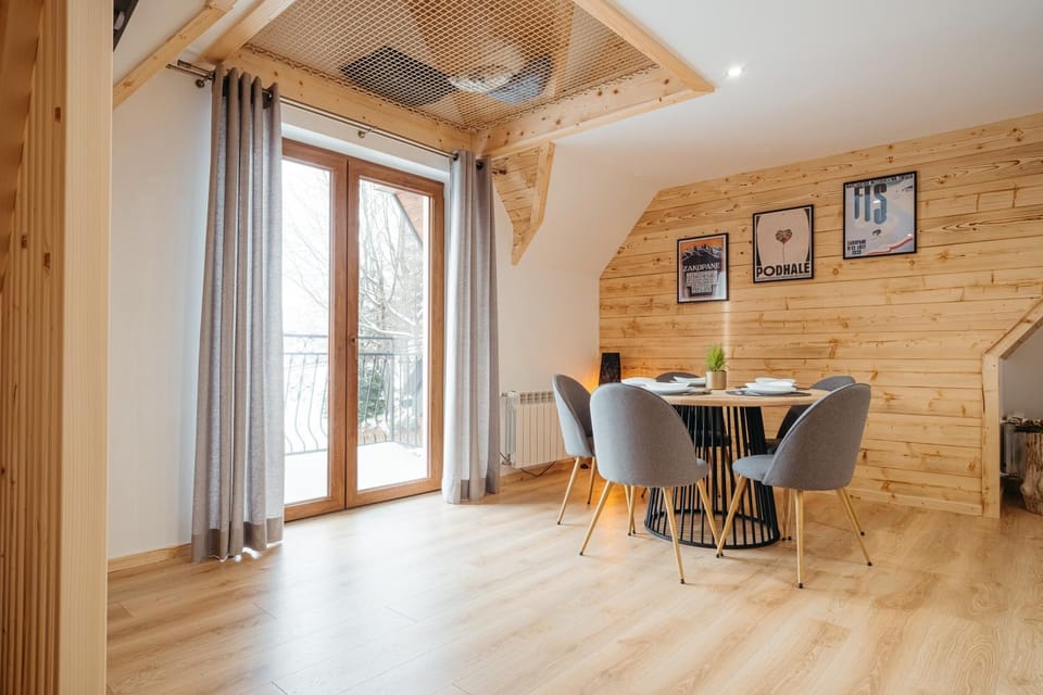 Living room, Seating area, Dining area, air conditioner