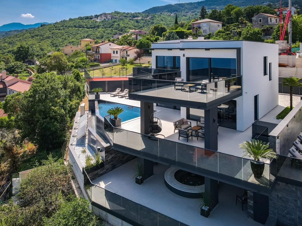 Property building, Patio, Communal lounge/ TV room, Day, Natural landscape, Bird's eye view, Hot Tub, View (from property/room), Balcony/Terrace, Mountain view, Pool view, Swimming pool, sunbed