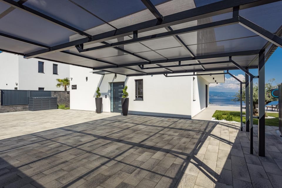 Patio, Day, Parking