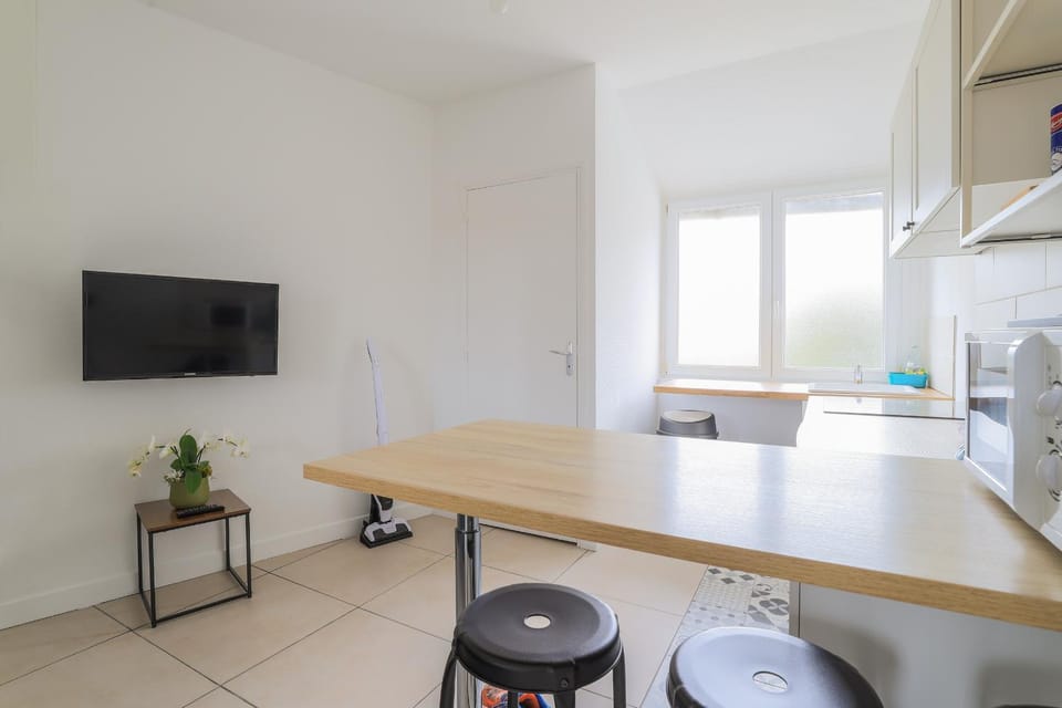 Communal lounge/ TV room, TV and multimedia, Kitchen or kitchenette, Dining area, stove