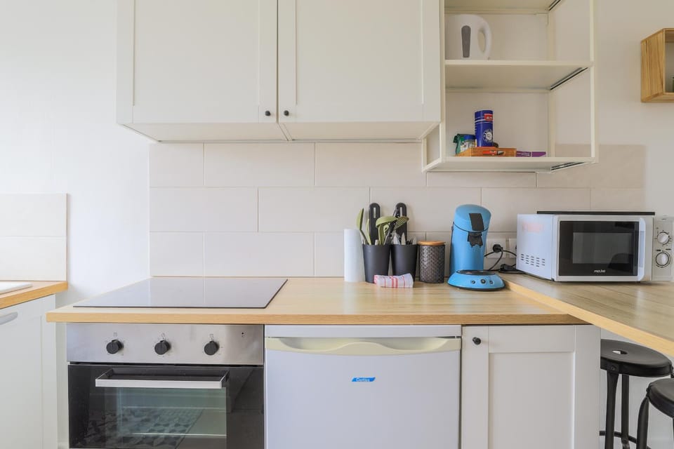 Coffee/tea facilities, Kitchen or kitchenette, oven, stove, toaster, kitchen