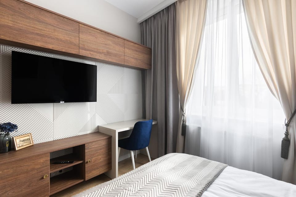 Bed, TV and multimedia, Evening entertainment, Bedroom, hair dresser