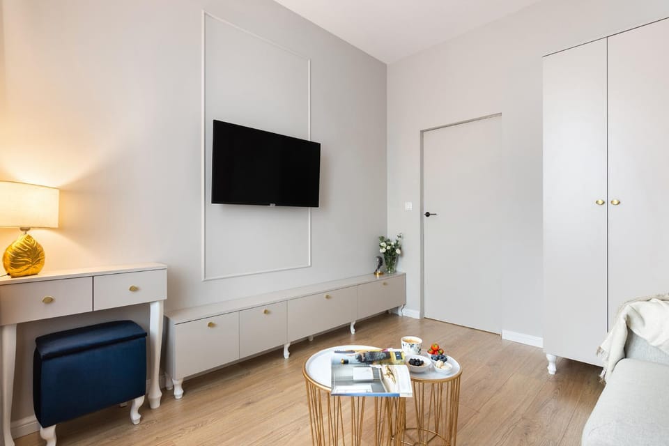 Bed, TV and multimedia, Living room, Evening entertainment, wardrobe