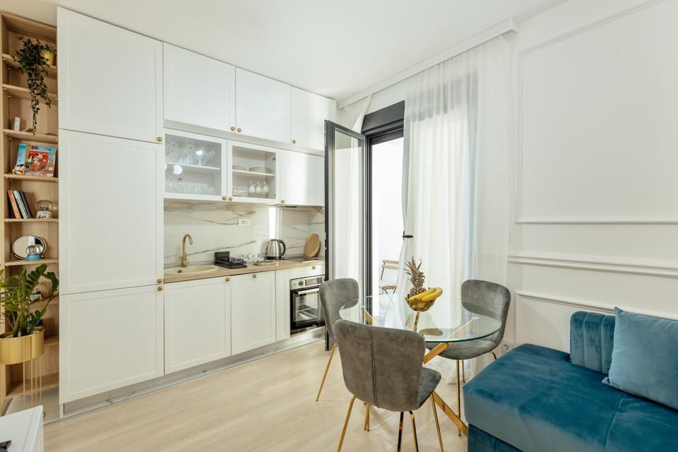 Kitchen or kitchenette, Living room, Seating area, pet friendly, stove