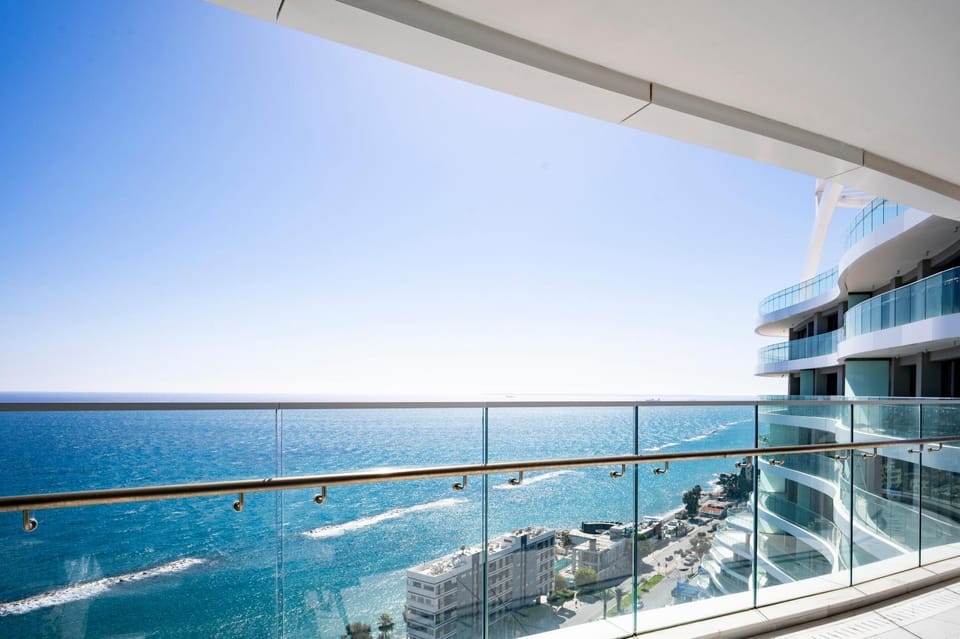 Del Mar Beachfront 3 Bedroom 'C' Residence Apartment in Germasogeia