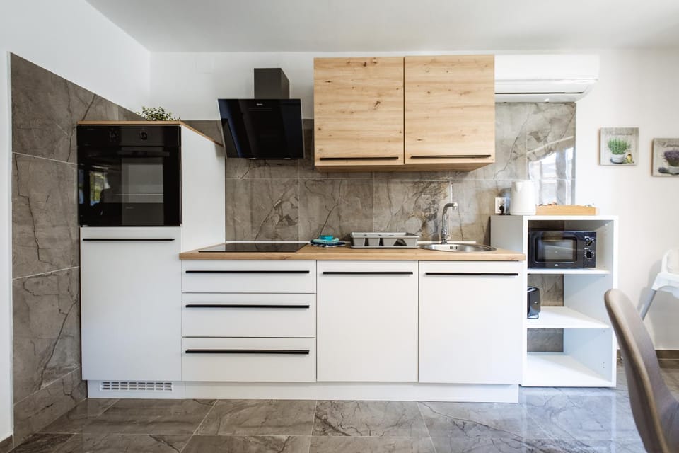 Kitchen or kitchenette, Dining area, dishwasher, microwave, oven, stove, toaster, toaster