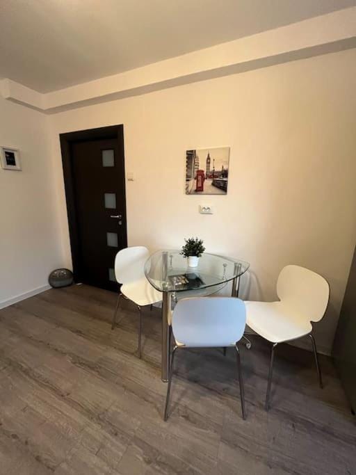 Mall Vitan studio Eveline Apartment in Bucharest