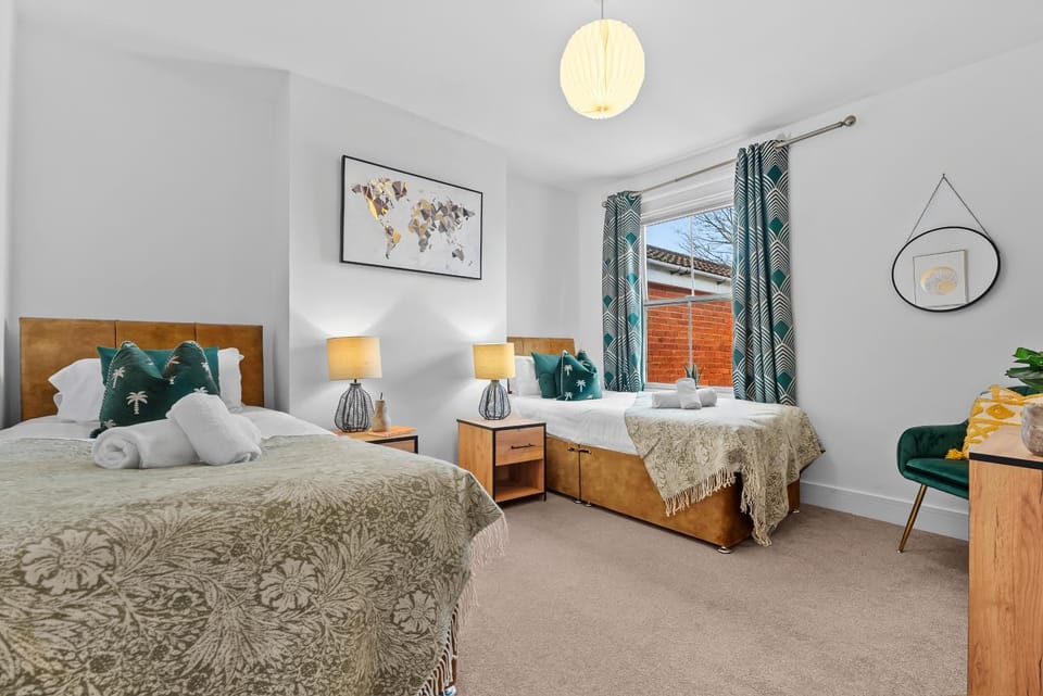 Bed, Photo of the whole room, Bedroom, towels