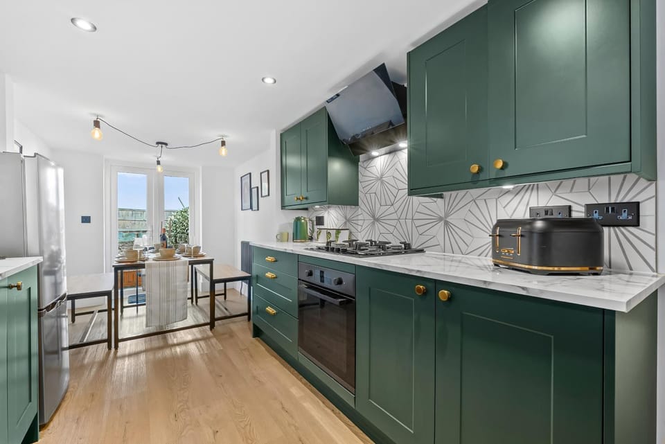 Coffee/tea facilities, Kitchen or kitchenette, Dining area, dishwasher, oven, pet friendly, stove, toaster