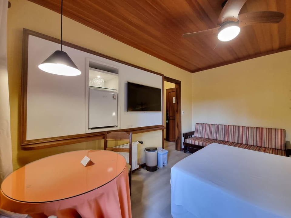 Photo of the whole room, oven