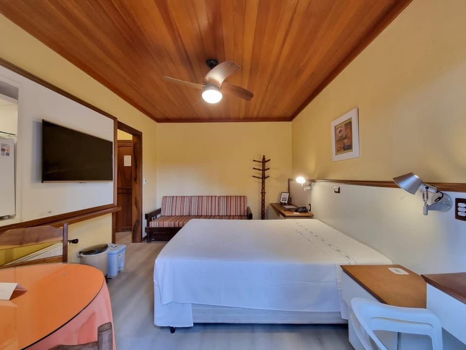 Bed, TV and multimedia, Bedroom