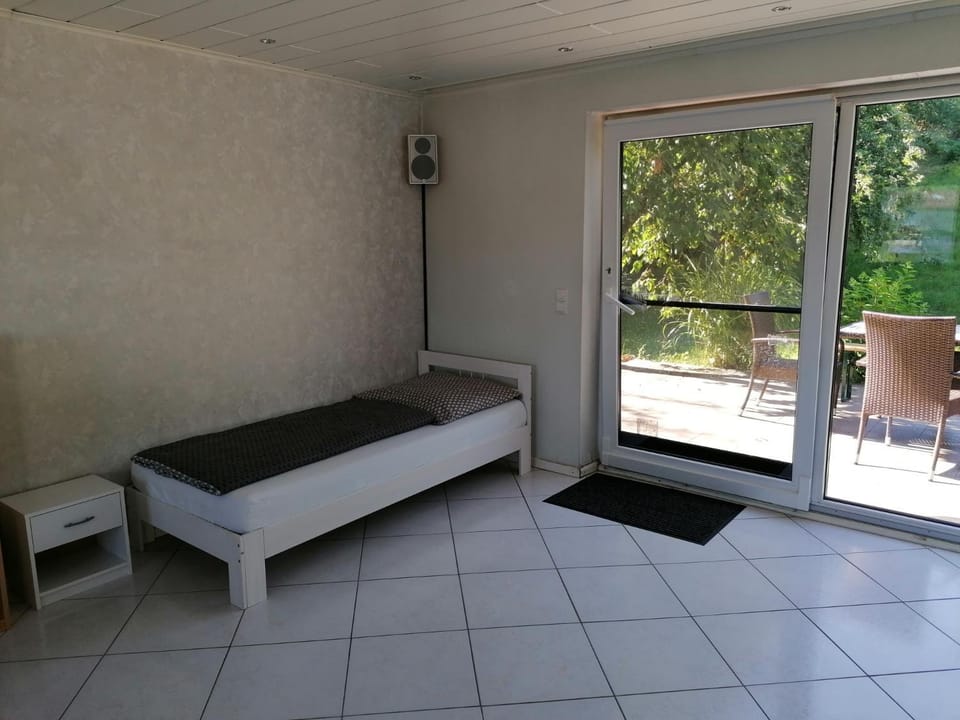 Ferienhaus Stein, TOP Monteurwohnung, sehr groß, 4 Einzelzimmer, Doppelzimmer, Übernachtung bis zu 8 Personen möglich House in Baden-Württemberg