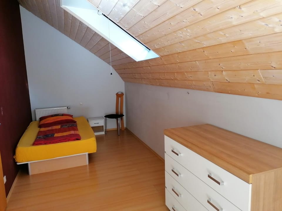 Ferienhaus Stein, TOP Monteurwohnung, sehr groß, 4 Einzelzimmer, Doppelzimmer, Übernachtung bis zu 8 Personen möglich House in Baden-Württemberg