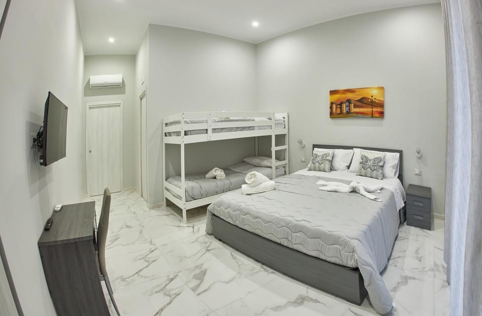 Bed, TV and multimedia, Photo of the whole room, Bedroom, bunk bed, towels, air conditioner