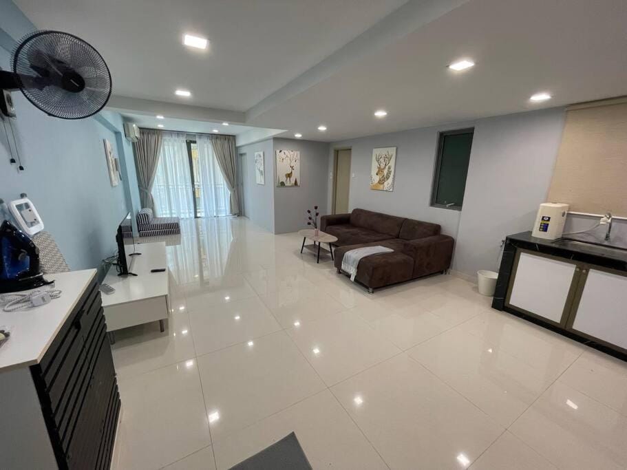 TV and multimedia, Living room, Seating area, air conditioner