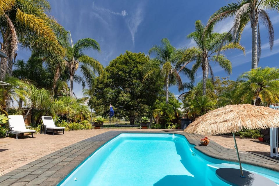 Garden, Swimming pool, sunbed