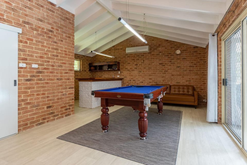 Billiard, Game Room