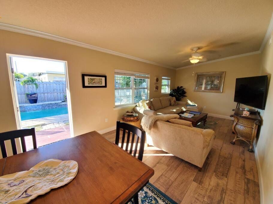 Bahamian Cottage - Heated Pool Walk to the Beach Apartment in Cape Canaveral