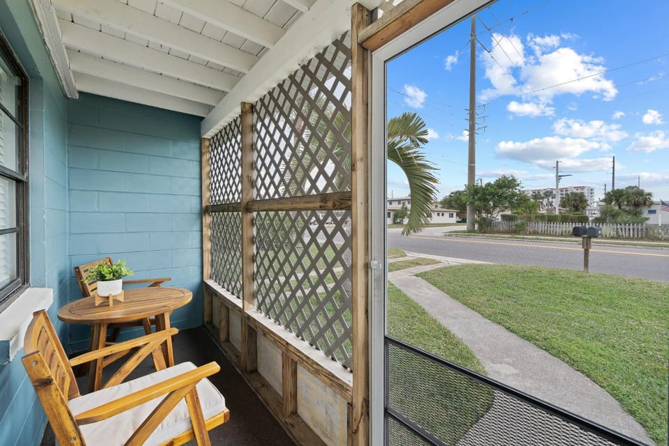 Downtown Cottage - Walk to the Beach & Restaurants Apartment in Cocoa Beach