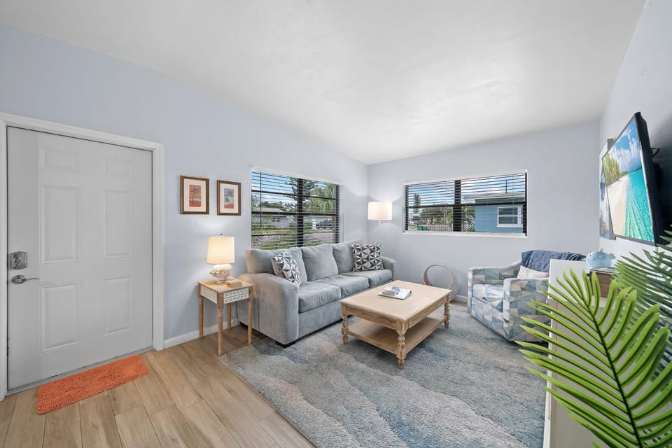 Downtown Cottage - Walk to the Beach & Restaurants Apartment in Cocoa Beach