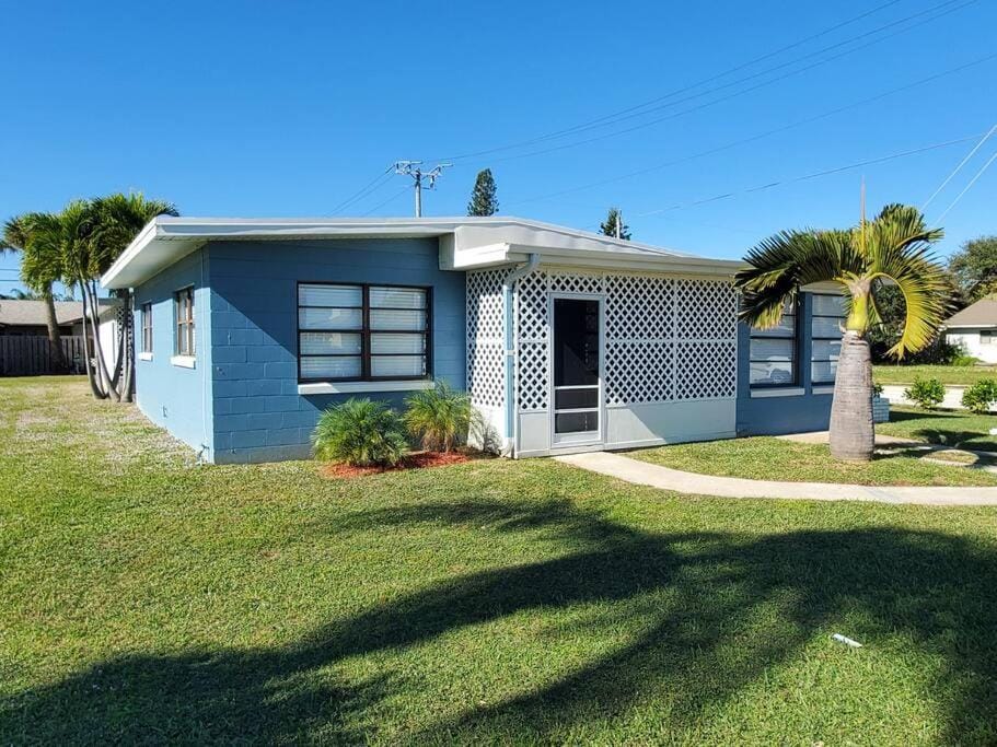 Downtown Cottage - Walk to the Beach & Restaurants Apartment in Cocoa Beach
