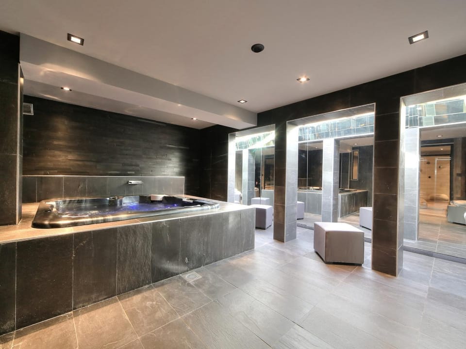 Chalet chaleureux avec jacuzzi et home-cinéma - FR-1-569-51 Chalet in Combloux