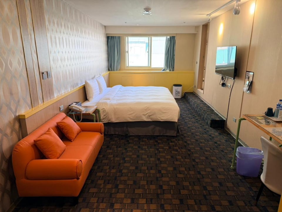 Communal lounge/ TV room, Bed, Bedroom