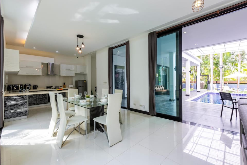 4 Bedroom Modern Pool Villa BL10 House in Nong Kae