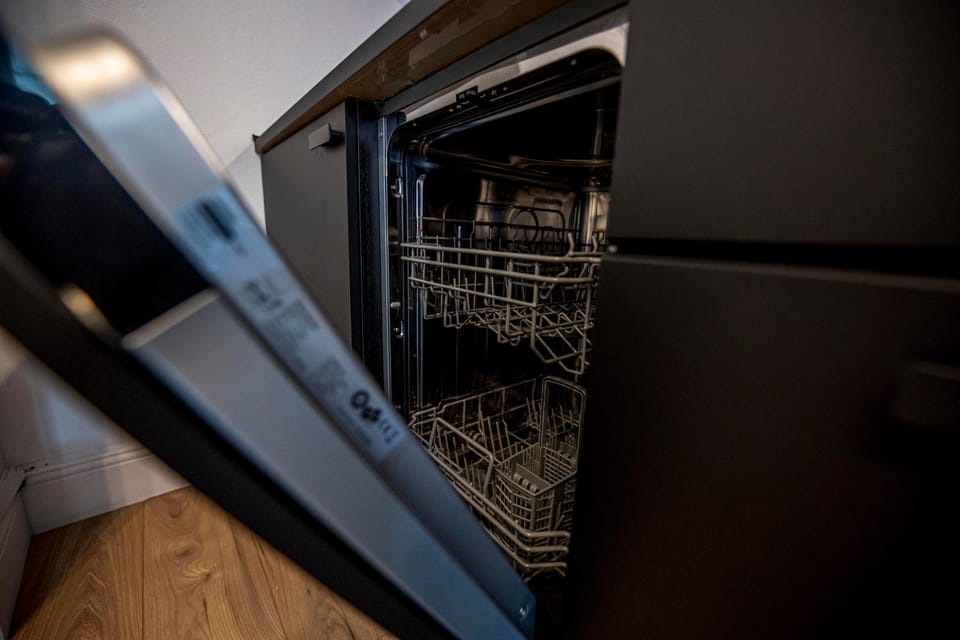 Kitchen or kitchenette, dishwasher