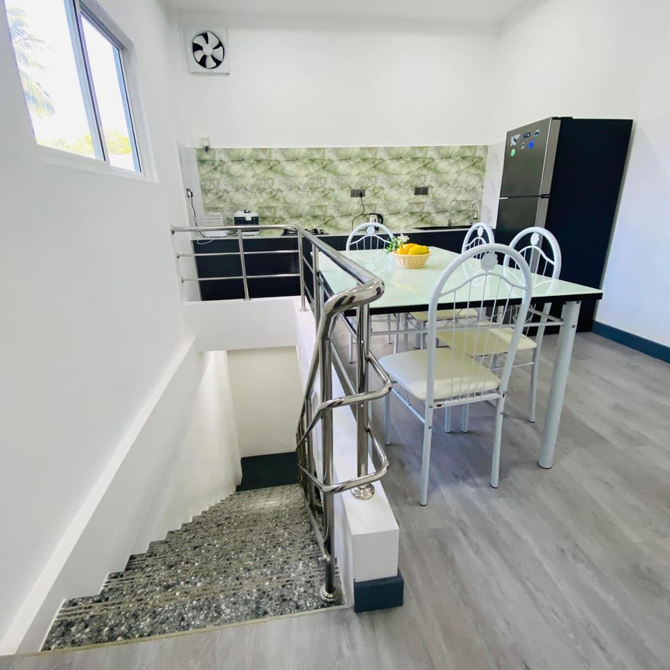Kitchen or kitchenette, Dining area, oven