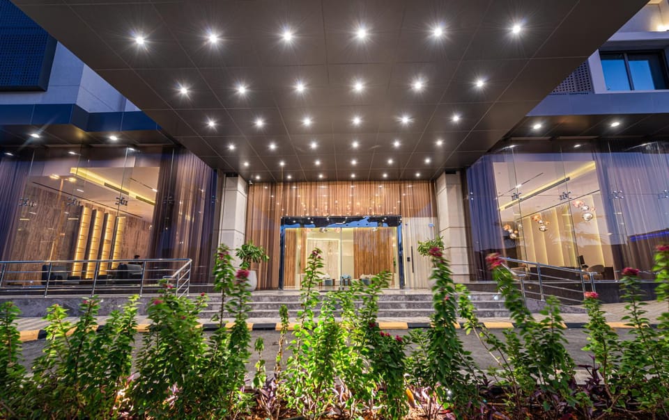 Property building, Facade/entrance, Garden, Garden view