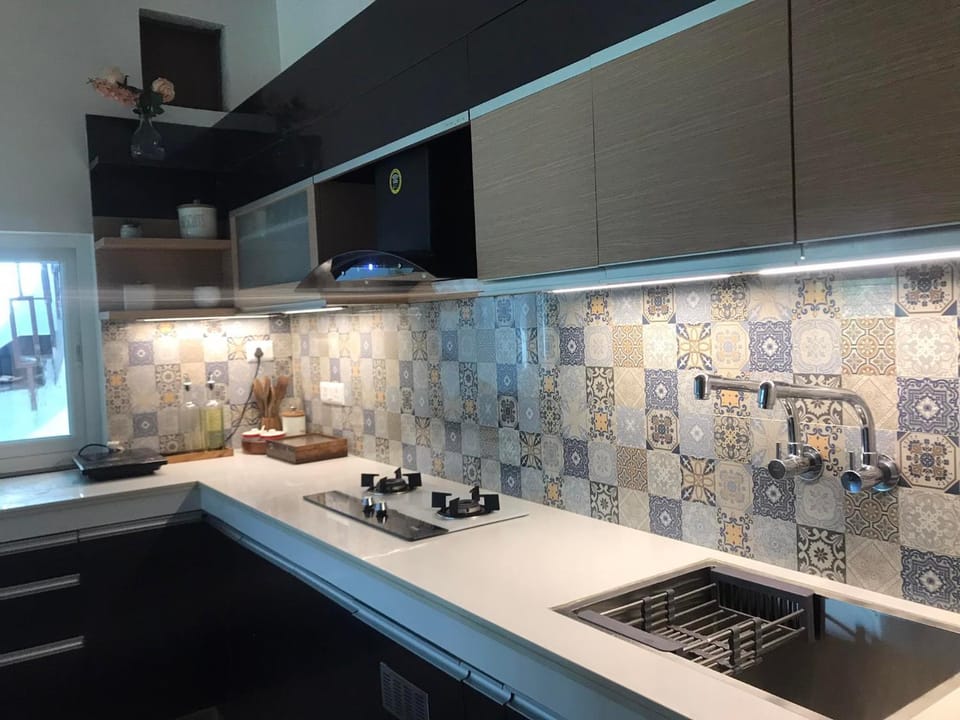 Kitchen or kitchenette, minibar, stove