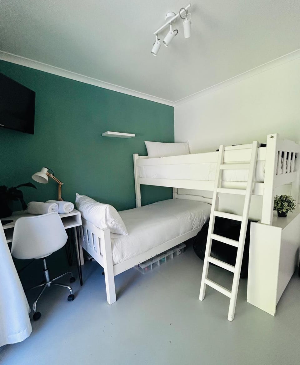 Bedroom, bunk bed
