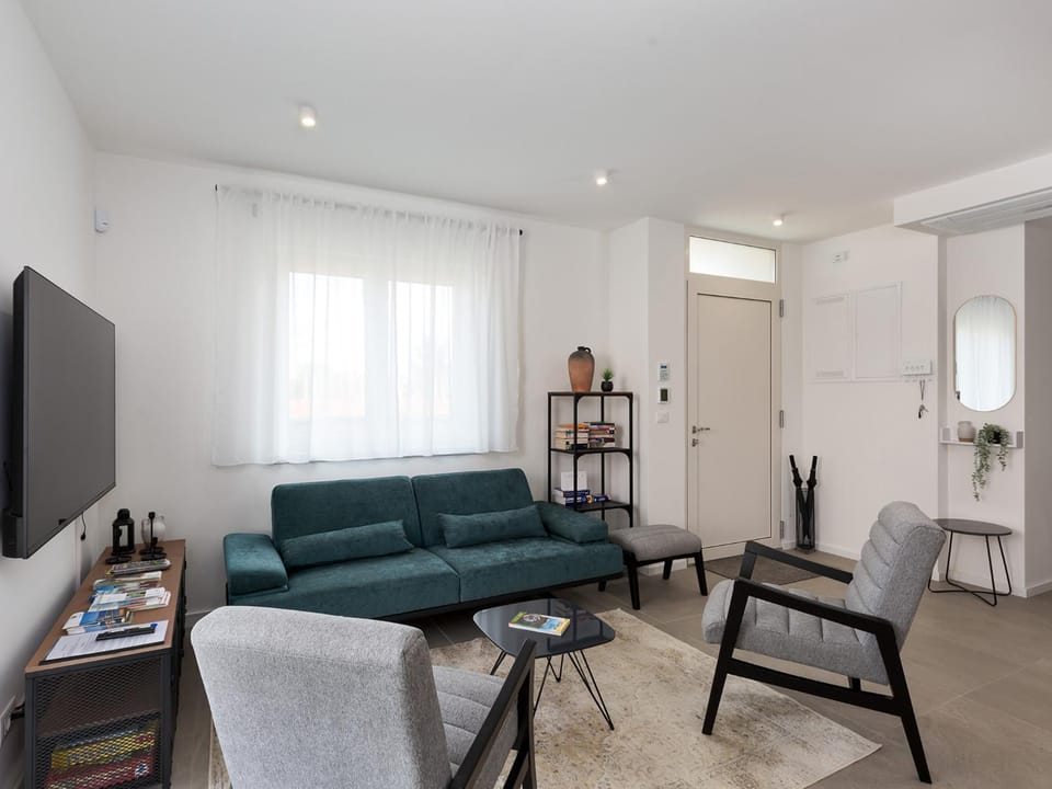 TV and multimedia, Living room, Seating area, air conditioner