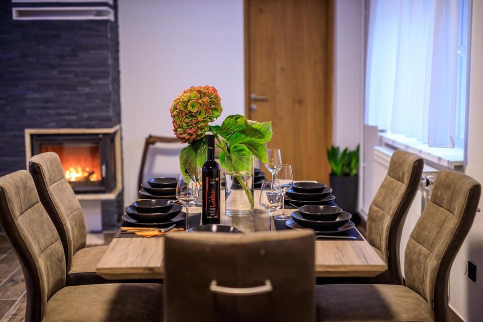 Seating area, Dining area