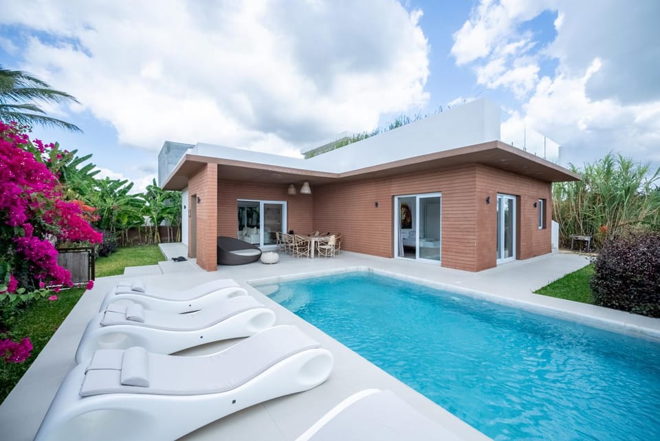 Property building, Patio, Garden, Garden view, Pool view, Swimming pool, sunbed